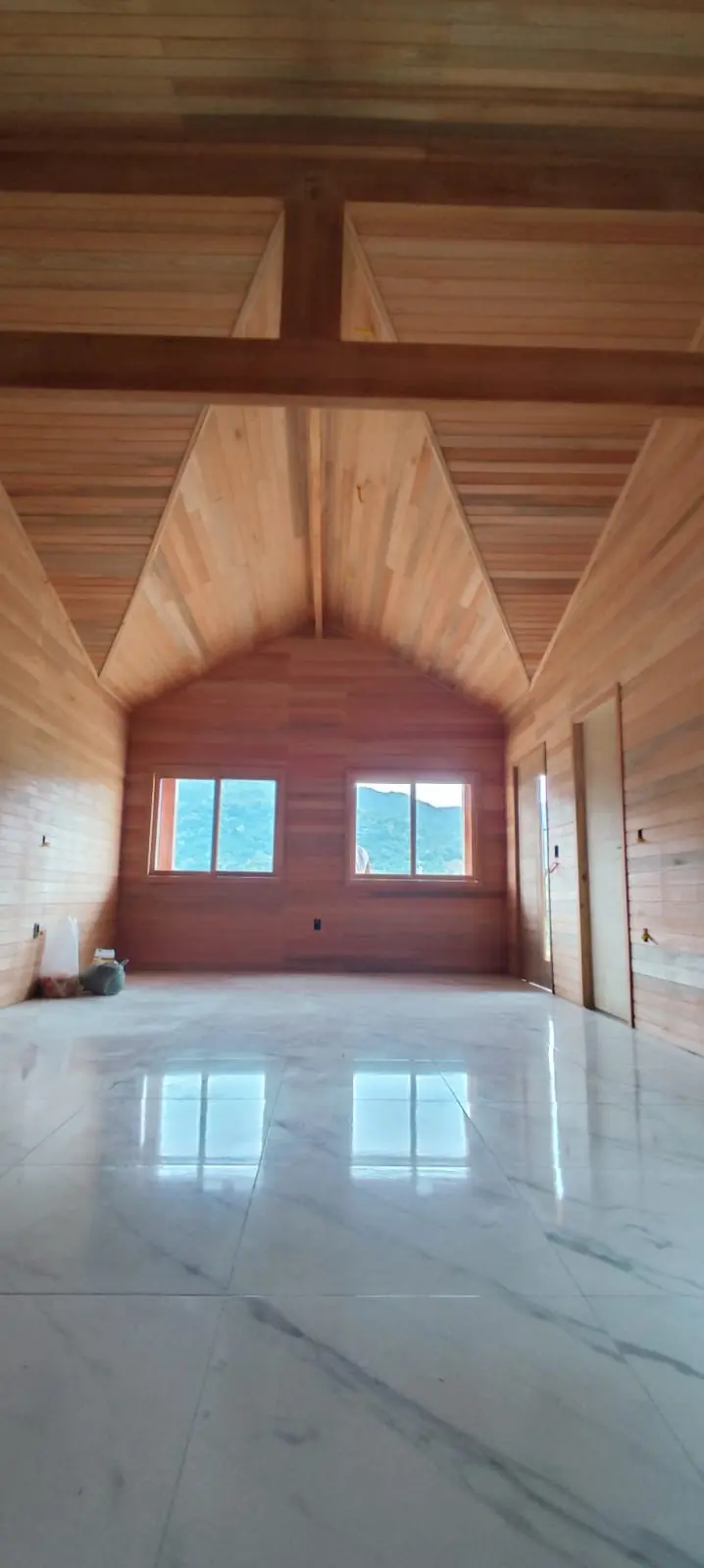Sala de casa pronta com forro de madeira